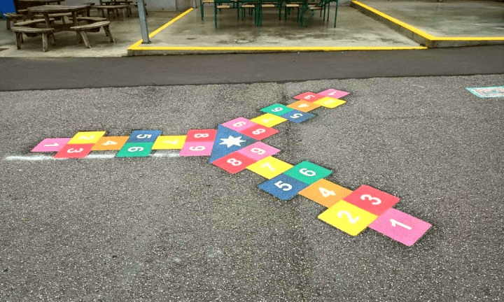 Jeux au sol et marquage pour malvoyants