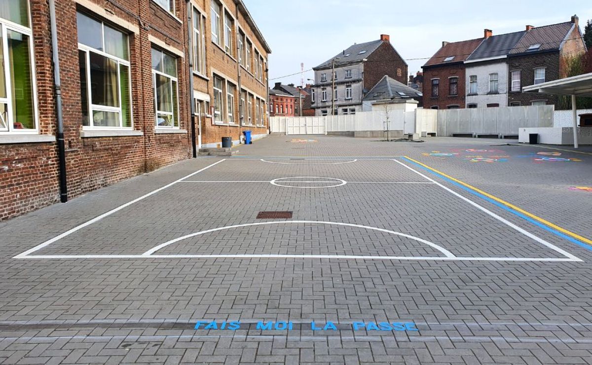 Aire de jeu en thermoplastique à l'Athénée Royal Orsini Dewerp
