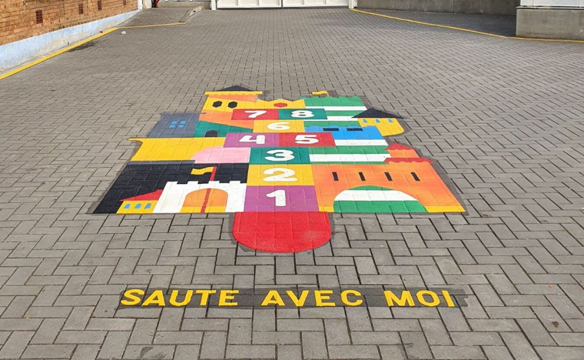 Aire de jeu en thermoplastique à l'Athénée Royal Orsini Dewerp