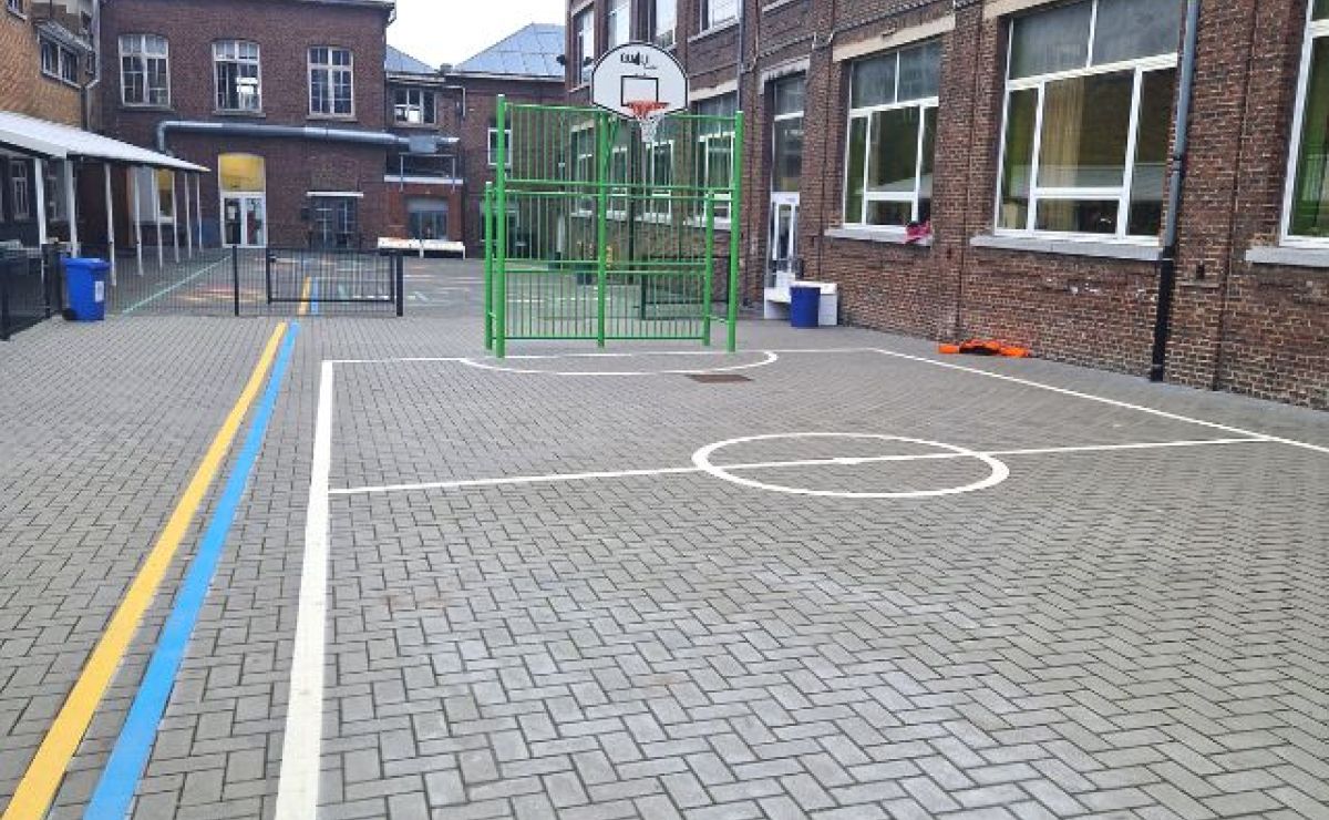 Aire de jeu en thermoplastique à l'Athénée Royal Orsini Dewerp