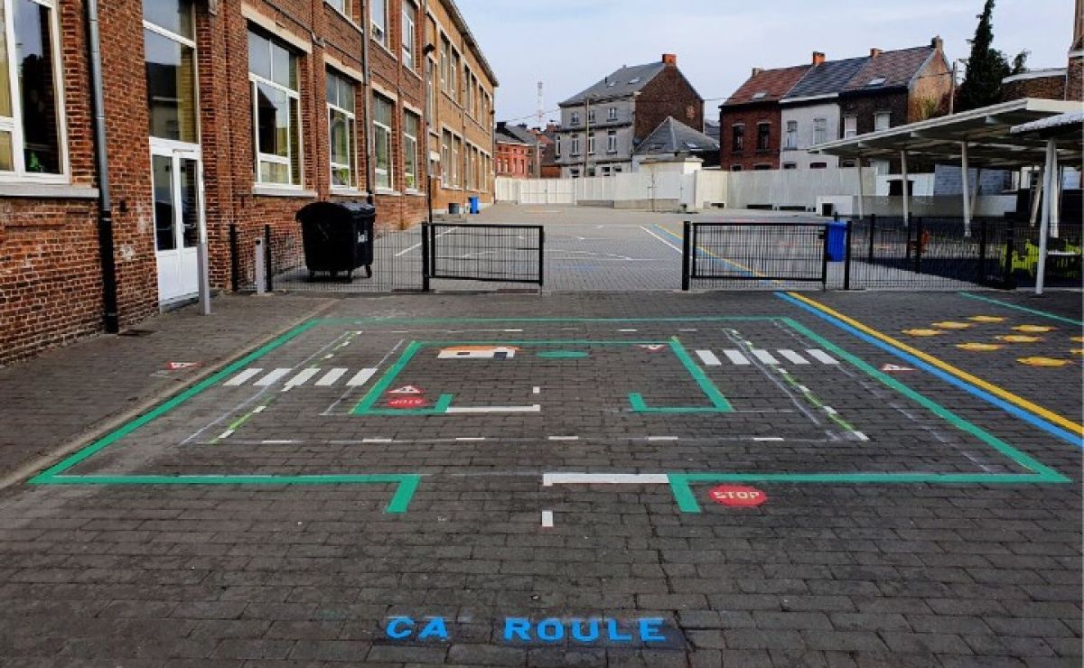 Aire de jeu en thermoplastique à l'Athénée Royal Orsini Dewerp